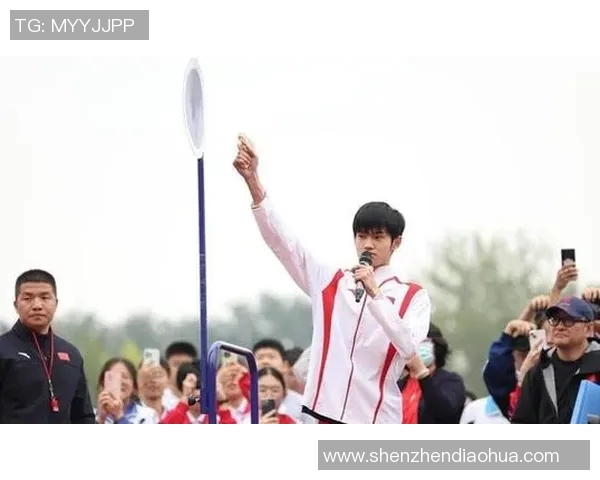 奥运冠军现身校园鼓励孩子坚持梦想